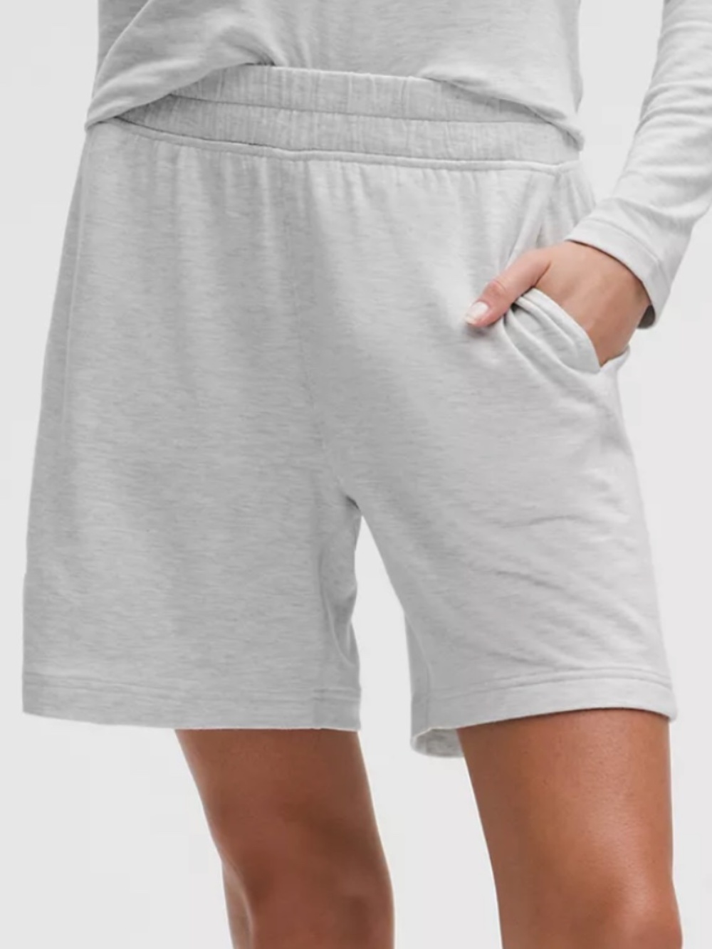 NWT Lululemon Heathered Grey BeCalm Mid-Rise Bermuda Short (Size XS)